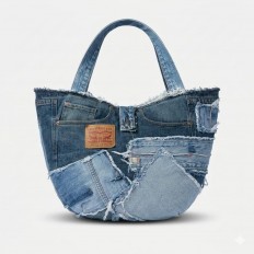 לצפייה במוצר תיק טוט Levi's ענק בעיצוב Upcycled – טלאי דנים בכחול אינדיגו (Multi-Tone Denim Tote)